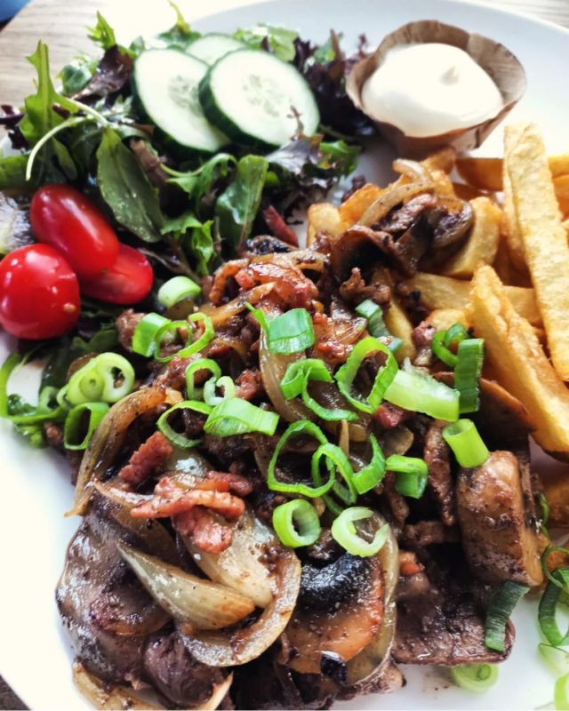 De grote favoriet van Geert...
Gebakken kippenlevers a la Concordia!
Geserveerd met patat en salade.
Deze week de special naast de kaart.🤤
Een tafel reserveren kan door te bellen naar 0575-743717📞